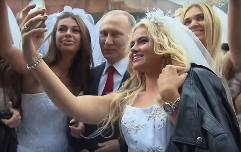 Vladimir Putin, înconjurat de mirese. Ce a făcut președintele rus | VIDEO