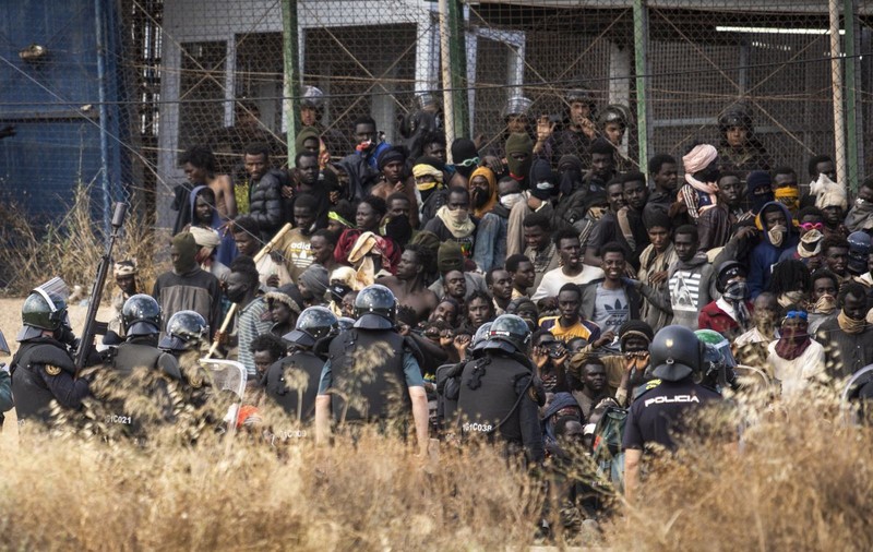 18 migranți au murit în timp ce o mulțime de oameni a forțat intrarea în enclava spaniolă Melilla