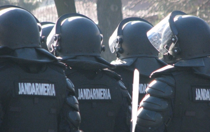30 de persoane protestează la Palatul Parlamentului