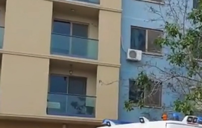Un copil de aprope 2 ani a căzut de la etajul doi al unui bloc din Gorj