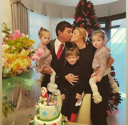 Cristi Borcea, alături de Valentina și de cei trei copii pe care îi au împreună. Foto: Arhiva personală
