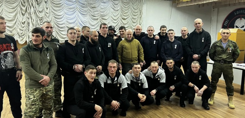 Șeful Wagner, alături de deținuții recrutați și grațiați