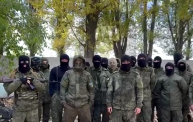 Soțiile disperate ale rușilor mobilizați într-un hambar: „Au băut apă dintr-o băltoacă. Toată compania a mâncat trei cartofi”