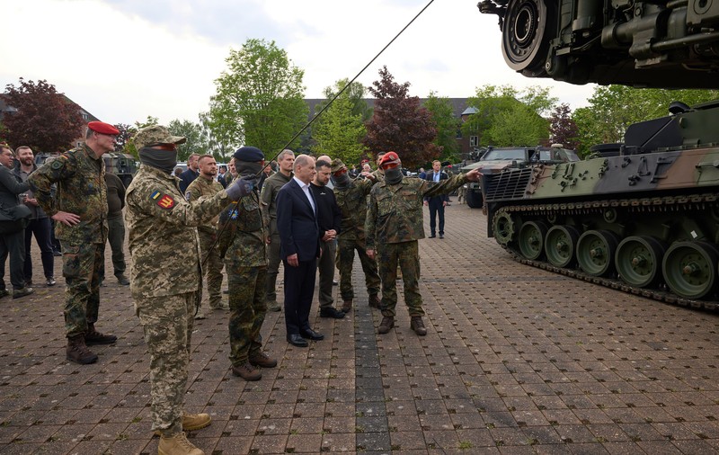 „Vremuri dificile”. Cheltuielile militare ale UE au atins în ultimii doi ani niveluri-record, deși industria europeană de apărare nu poate satisface cererea din partea Ucrainei