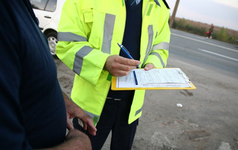 Doi polițiști -”haiduci” au ieșit la ”vânătoare” de șoferi ca să facă un ban în plus