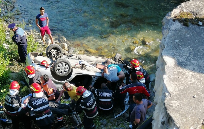 Accident grav în Gorj. Trei oameni au murit, după ce mașina lor a căzut în râu