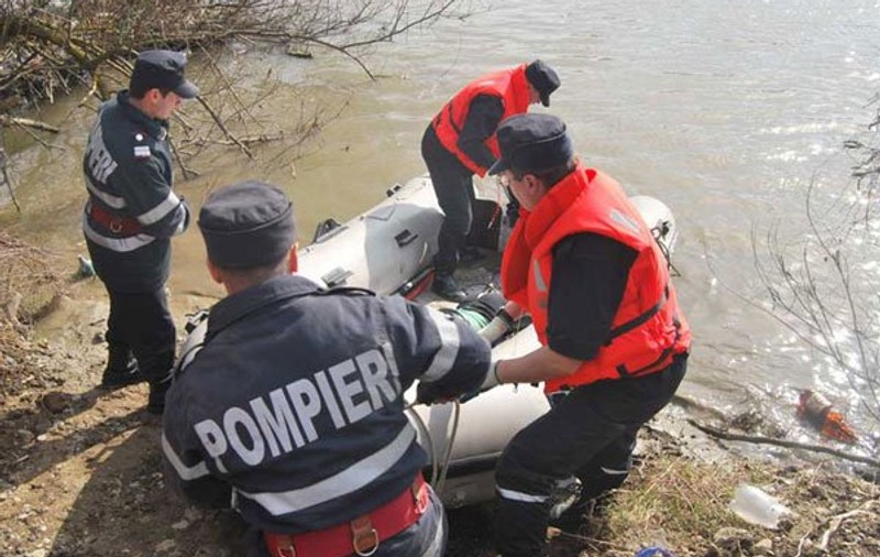 O tânără căzută în râul Olt a fost salvată de la înec de un bărbat care alerga în zonă. ”Avea deja poziţia mortului”