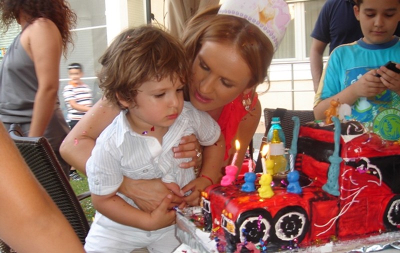 Diana Munteanu şi Claudiu Niculescu au dat petrecere pentru fiul lor în ziua în care au serbat şi patru ani de la căsătorie 