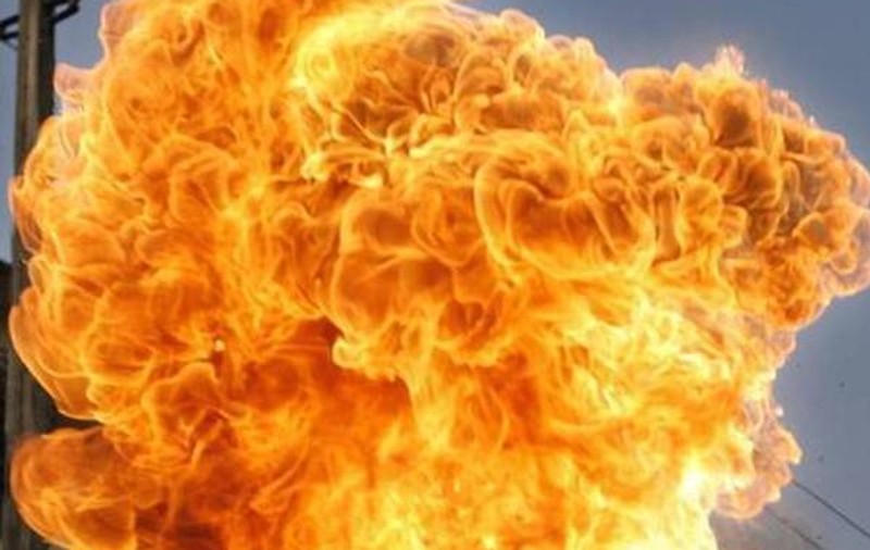 Incendiu la ieşirea din Capitală! Un depozit de substanţe inflamabile a luat foc