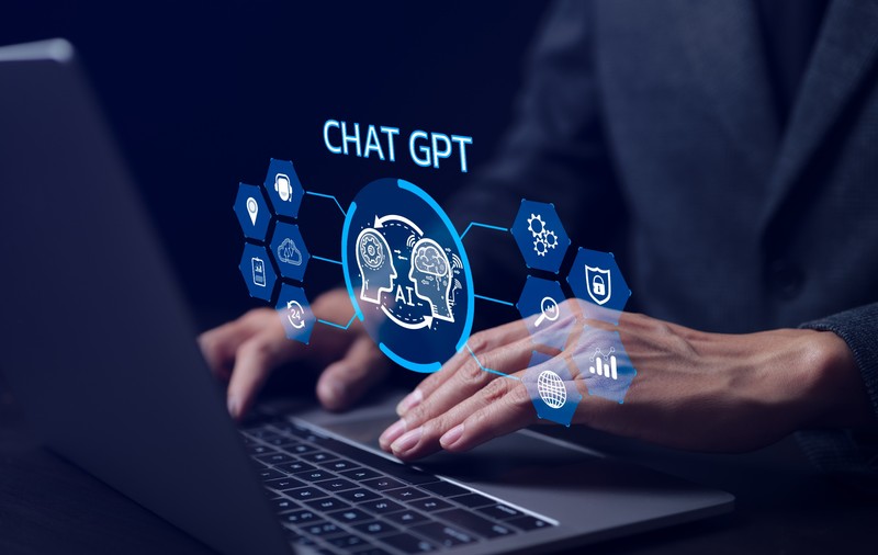 ChatGPT a fost detronat. Claude poate parcurge o carte în mai puțin de un minut și apoi să răspundă la întrebări, dar are abilitatea și să mimeze inteligența emoțională 