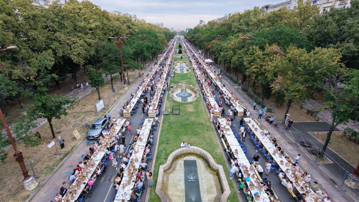 20000 de oameni s-au așezat la „Masa care unește” la București (5)