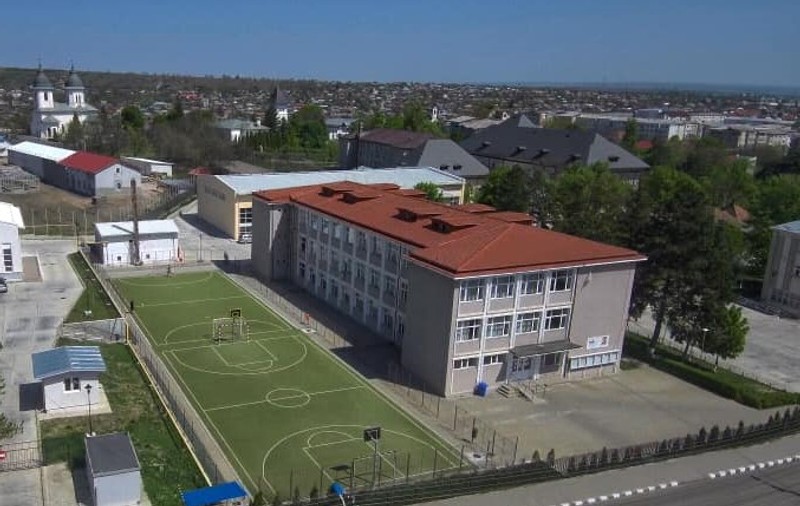 Un elev de clasa a XII-a, reținut de polițiști după ce a agresat o fată în curtea unui liceu din Huși