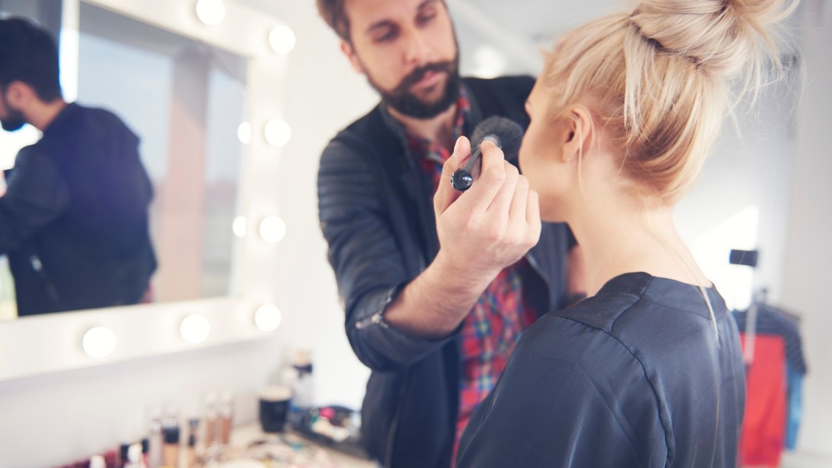 Un bărbat, make-up artist, machiază o femeie. Imagine cu caracter ilustrativ Foto: Profimedia