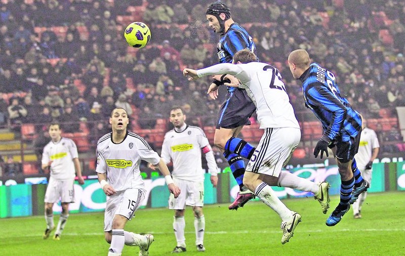 Cristi Chivu i-a dedicat soţiei sale, Adelina, golul marcat miercuri, în meciul Inter Milano - Cesena (3-2)