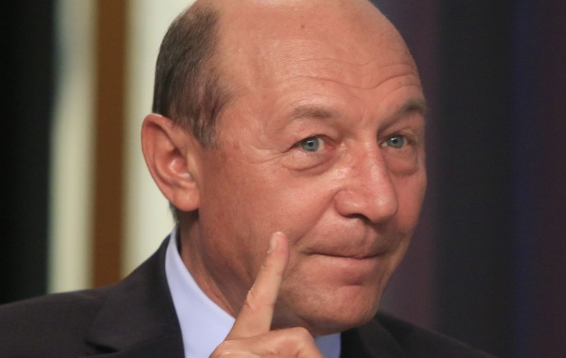 Băsescu, despre scandalul Lukoil: "Ia plecaţi, băieţi, dacă nu respectaţi legile statului, dar nu plecaţi cu rafinăria"