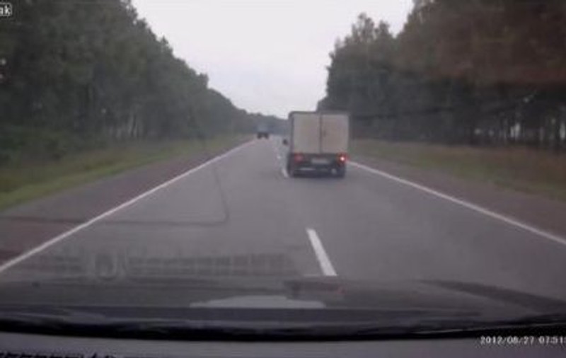 Aşa arată o depăşire PERICULOASĂ cu final NEAŞTEPTAT | VIDEO