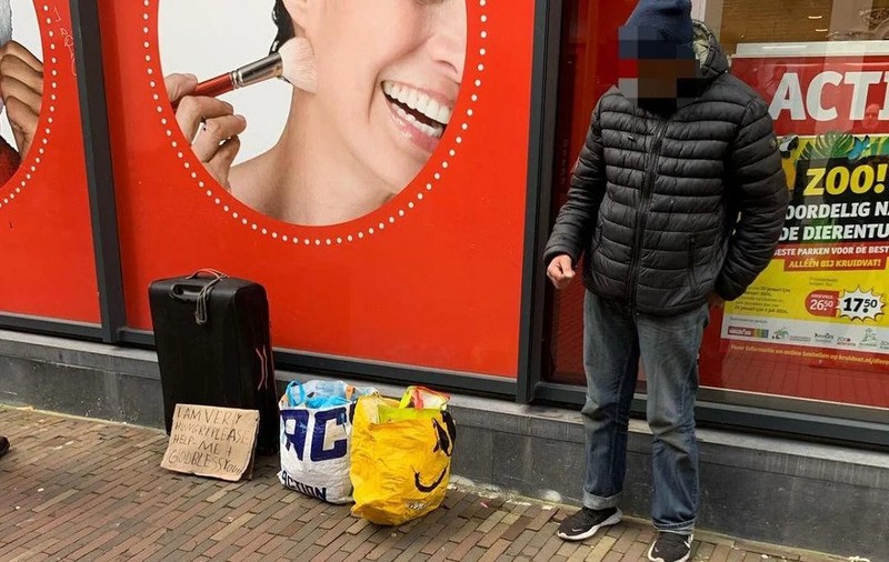 Un polițist olandez le cere locuitorilor din Haarlem să ignore un cerșetor român care a scris pe un carton „Mi-e foarte foame!”