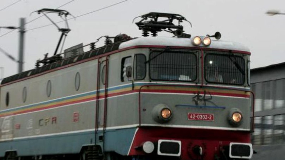 CFR a vândut 500 de bilete la un tren cu un singur vagon. Imagine cu o locomotivă