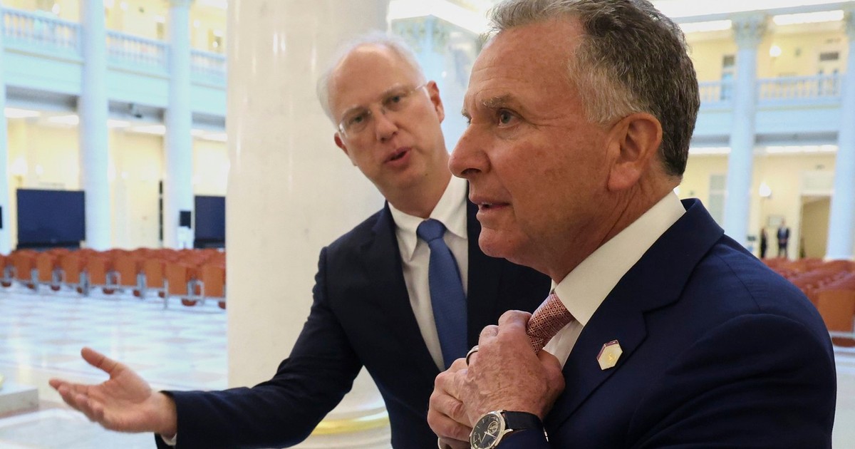 Steve Witkoff (primul din imagine), condus pe culoarele uni clădiri din Sankt Petersburg de către emisarul rus Kirill Dmitriev Foto: Profimedia