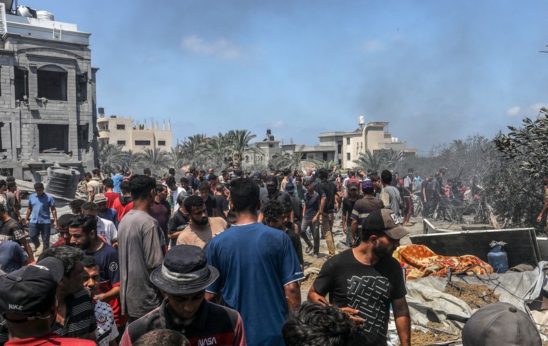 Cel puţin 71 de morţi într-un atac asupra unei tabere de strămutaţi din Gaza. Israelul spune că a vizat un lider Hamas