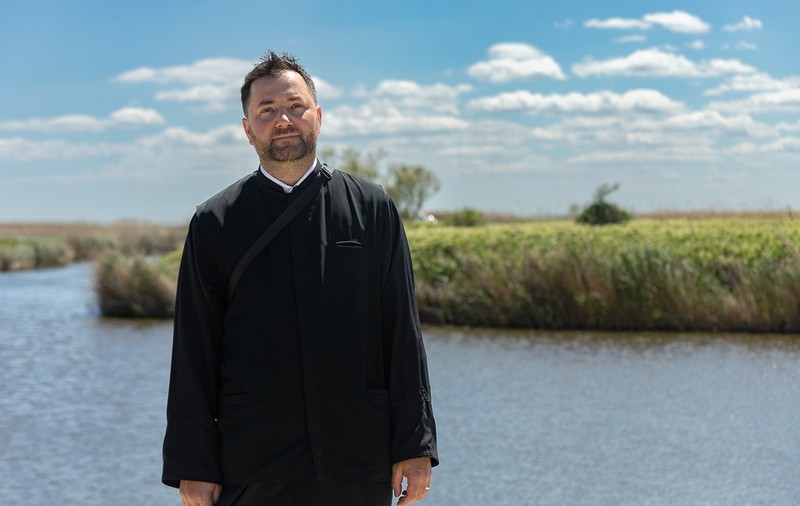 Biserica de la capătul României. Lupta unui fost militar în Irak ajuns preot să-i ajute pe bătrânii și pe copiii dintr-o parohie din Deltă: „Dumnezeu mi-a zis: «Măi, tu rămâi aici!»”