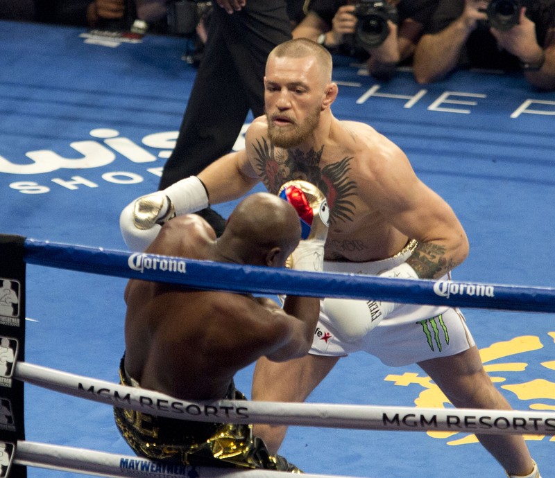 epa06165764 Conor McGregor (R) of Ireland in action against Floyd Mayweather (L) of the US during their fight at the T-Mobile Arena in Las Vegas, Nevada, USA, 26 August 2017. EPA-EFE/ARMANDO ARORIZO