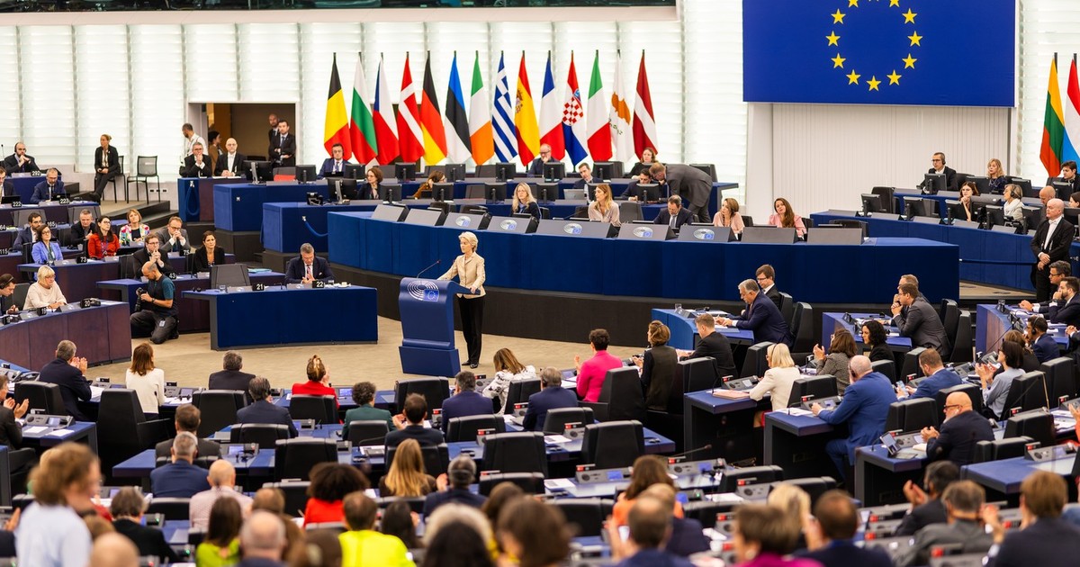 Eurodeputații, reuniți la Strasbourg. Ursula von der Leyen, la tribuna Parlamentului European Foto: Profimedia