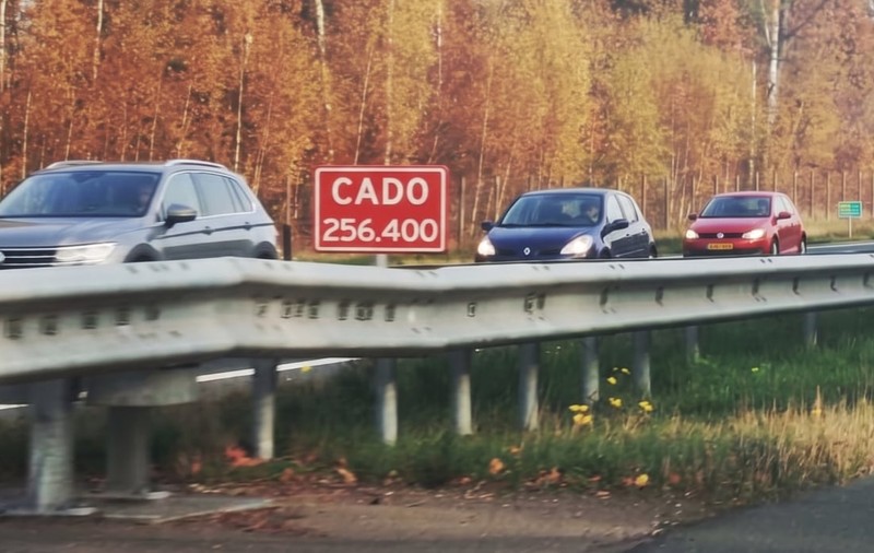 Ce semnificație are indicatorul rutier roșu „CADO” de pe autostrăzile din Olanda. Poate fi de mare ajutor în cazul unui accident grav