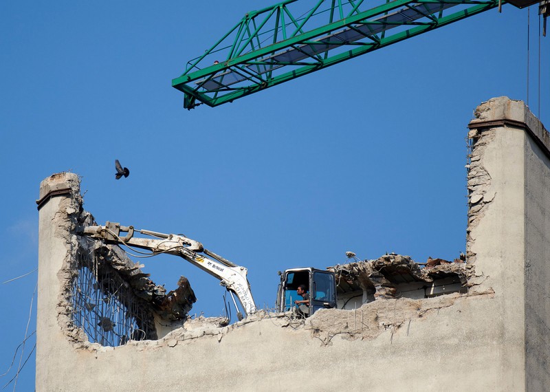 Buldozerul lucrează la înălțime și sparge deja pereții extrem de solizi ai construcțieifoto: Raed Krishan