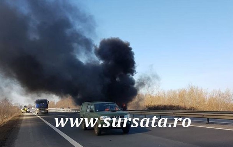 Incendiu pe A1, la kilometrul 26. Traficul a fost blocat spre Pitești, după ce o autoutilitară a luat foc la Bolintin-Deal