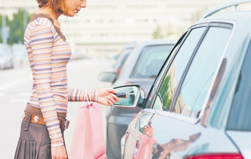 Nu lăsaţi în automobil obiecte personale!