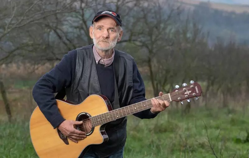 Vasile Leva, artistul care a compus legendara piesă folk „Străinul”, a murit. „Muzica și poezia nu-mi ies din cap câte zile oi avea”