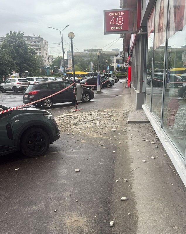Cade tencuiala de pe blocul „7 Etaje” din Ploiești: „Pericol public”
