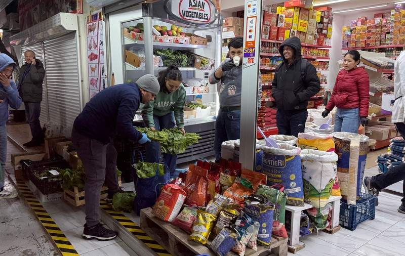 Cum au ajuns mirodeniile din Asia să schimbe mirosul, gustul și forfota din Piața Obor: „Vrei să încerci? E picant!”