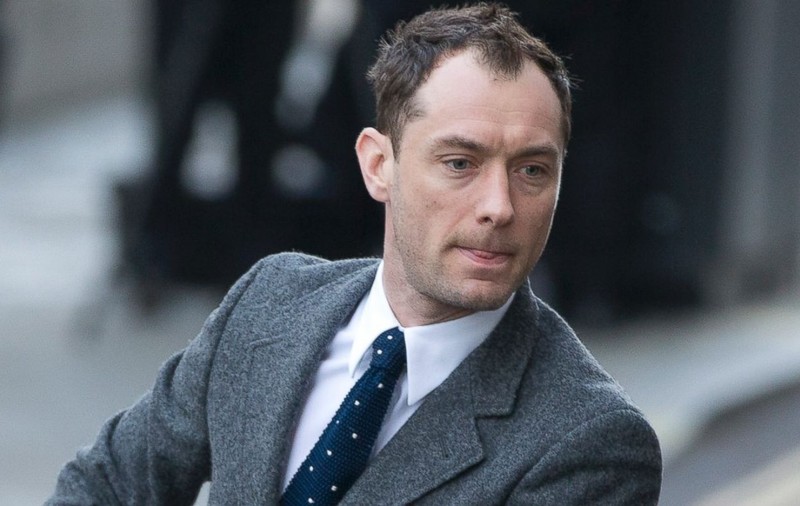 Jude Law schimbă straiele papale cu un costum de baie,  în primul  trailer al serialului „The New Pope”