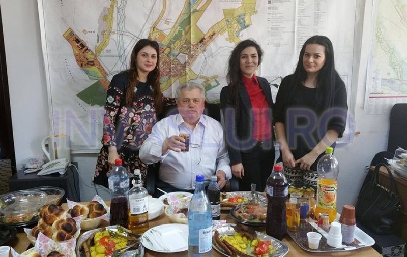 Anchetă de proporții după o petrecere la Primăria Vaslui. Sărbătoritul a adus alcool la serviciu