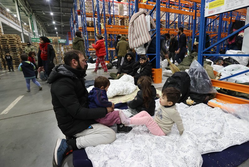 Migranți în depozitul din Bruzgi, de lângă frontiera dintre Belarus și Polonia | Foto: EPA-EFE/MAXIM GUCHEK/BELTA HANDOUT