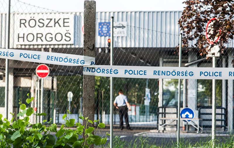STARE DE CRIZĂ ÎN UNGARIA DIN CAUZA REFUGIAŢILOR. 16 imigranţi au fost reţinuţi pentru că au tăiat gardul de la frontiera cu Serbia, după închiderea graniţei