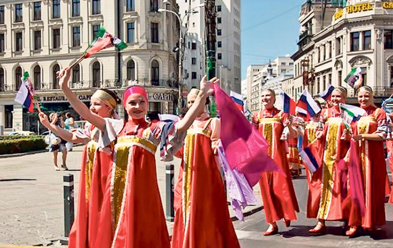 Paradă de costume populare în centrul Capitalei