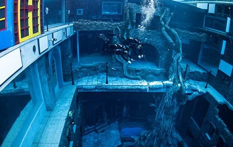 Cum arată cea mai adâncă piscină din lume, cu un oraș subacvatic și sală de jocuri, deschisă în Dubai