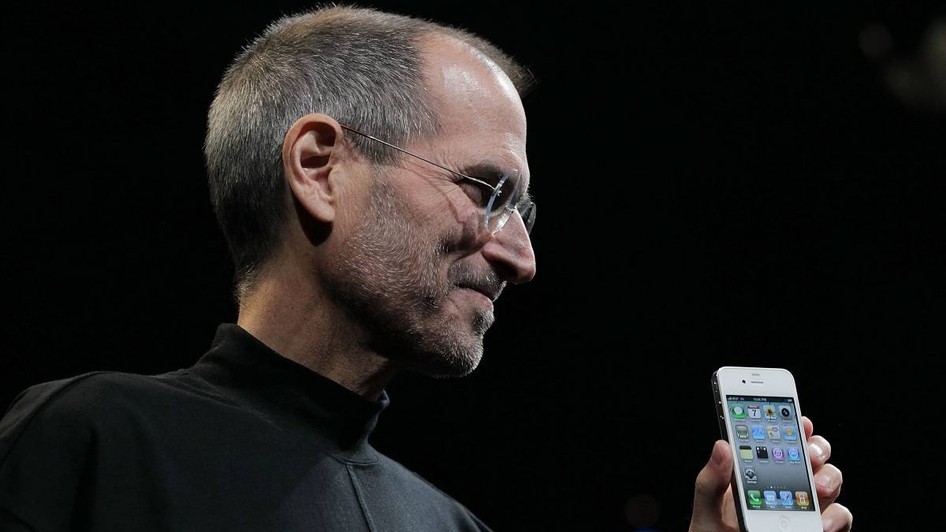 Steve Jobs, în timpul conferinței Apple WWDC din 2010, ocazie cu care a prezentat, în premieră, iPhone 4.