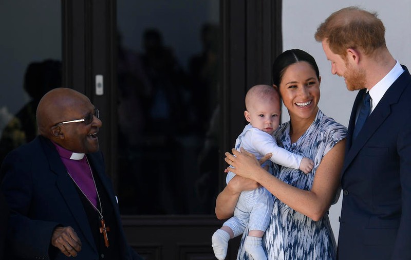 Prima apariție a bebelușului Archie, fiul lui Meghan Markle și al Prințului Harry, în turneul regal din Africa