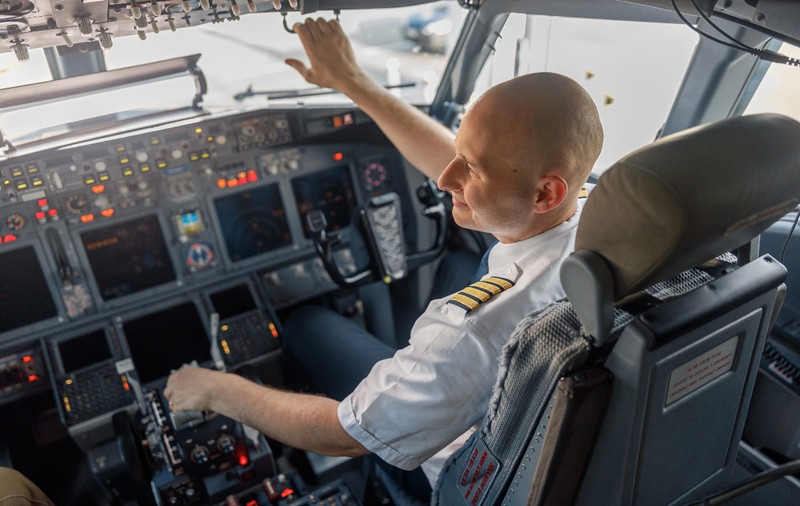Companiile aeriene cer ca piloții să se poată pensiona doar la 67 de ani. Sindicatele reclamă problemele cu siguranța zborurilor