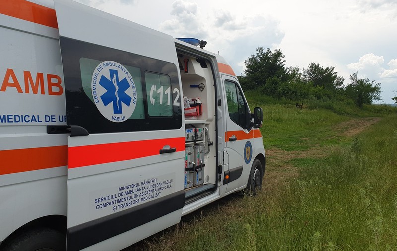 Un adolescent de 13 ani din Vaslui a atacat cu cuțitul o întreagă familie, după ce i s-a reproșat că a dat muzica prea tare
