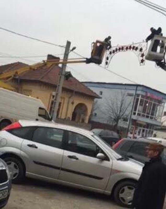 Filiași, decorat de Sărbători cu “chiloți” luminoși. Primarul spune că ar fi trebuit să fie un tunel luminos| FOTO
