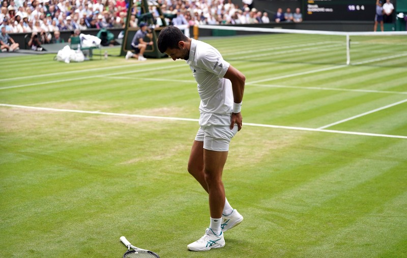 Ce amendă a primit Novak Djokovic după ce și-a distrus racheta de tenis, lovind-o de stâlpul fileului, în finala de la Wimbledon