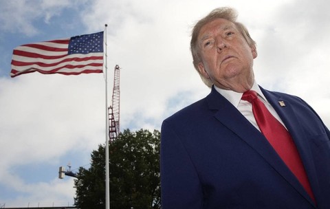 Donald Trump și steagul SUA