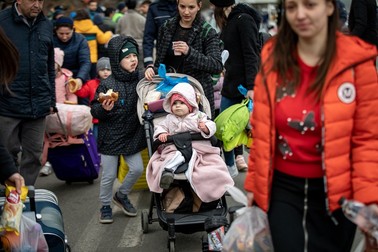 Mame ucrainence și copiii lor, în Vama Siret