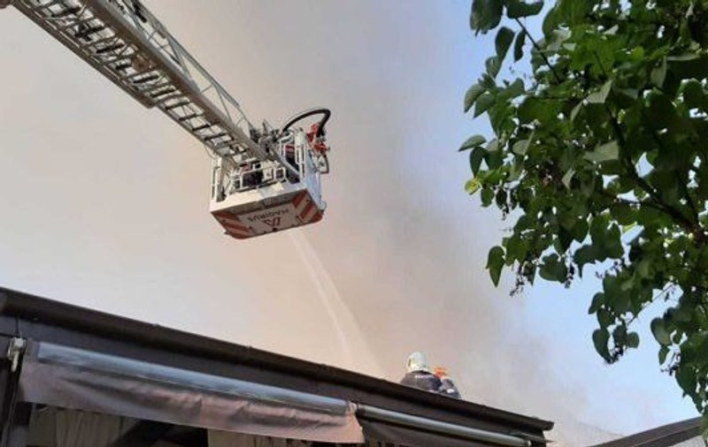 Incendiu la un restaurant din Curtea de Argeş. Doi angajaţi s-au intoxicat cu fum