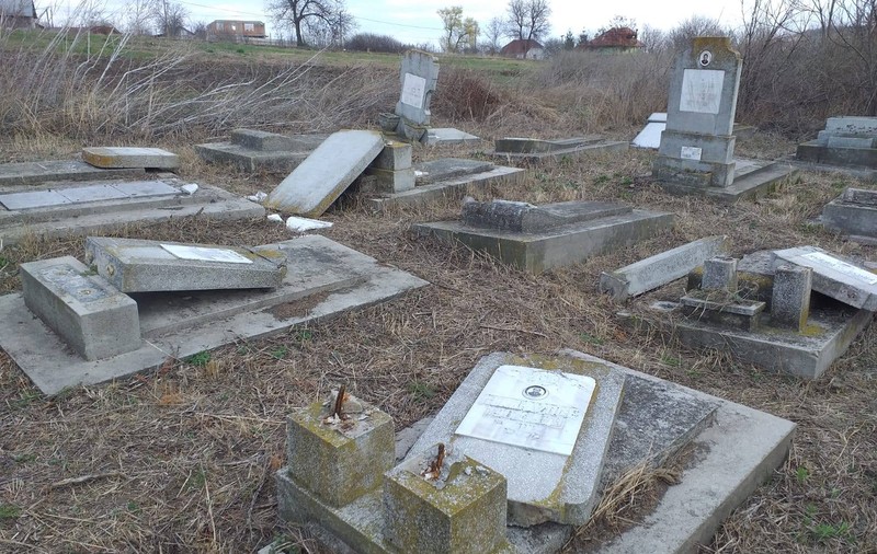 Cum au vandalizat trei elevi cimitirul evreiesc din Huși: „Luau bucăţi din monumentele distruse şi aruncau cu ele în altele”